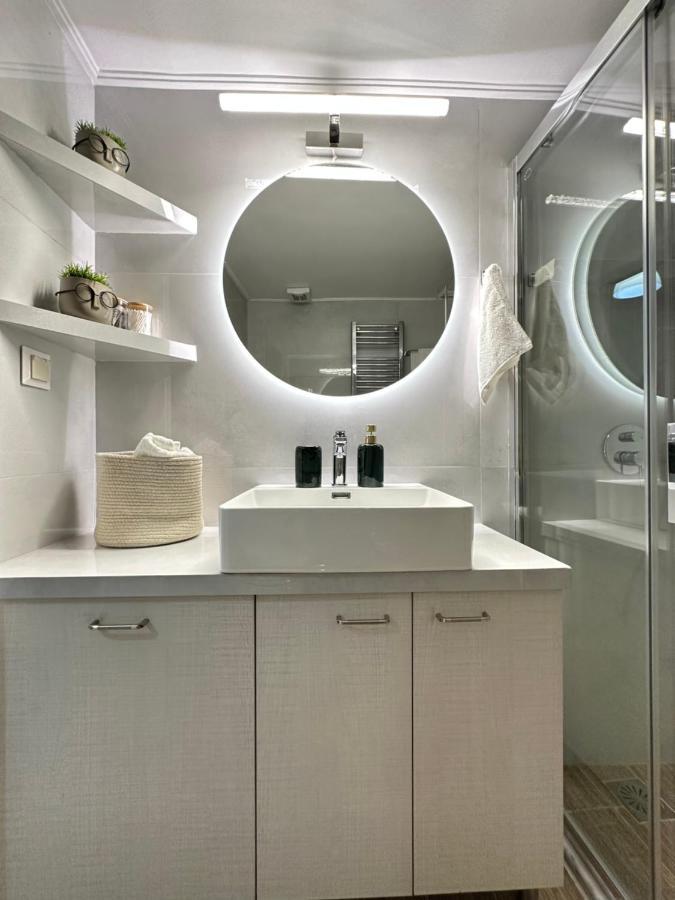 Comfort Inn Athena Bagian luar foto